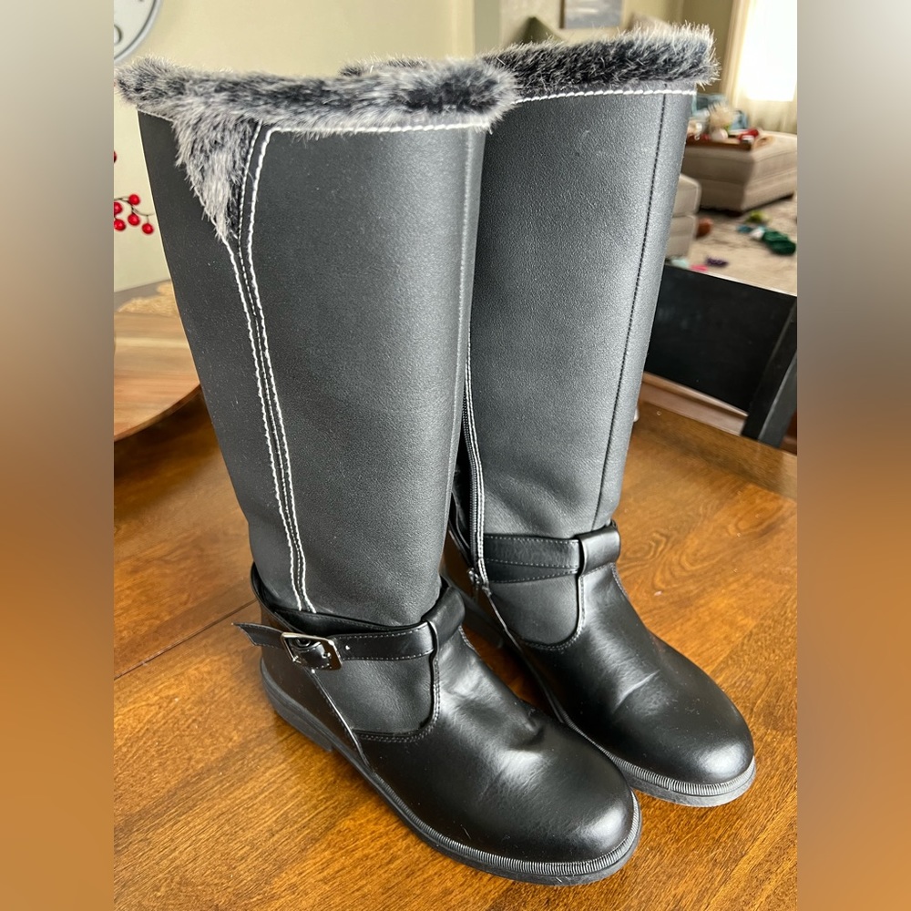 Black Women’s Size 7.5 snow boots